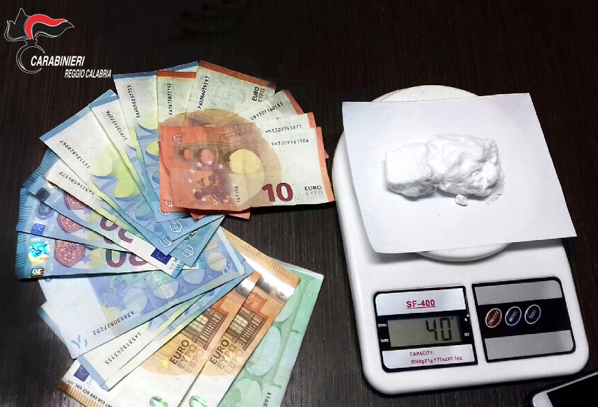 Trovato in possesso di droga e banconote, ai domiciliari 28enne di Reggio Calabria