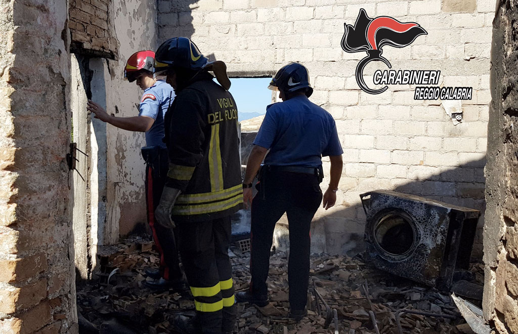 Incendio invade edifici abitati nel reggino, anziana salvata da carabinieri e vigili del fuoco 