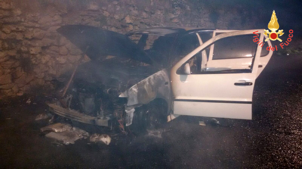 Auto in fiamme all'ingresso di Borgia, illesa proprietaria