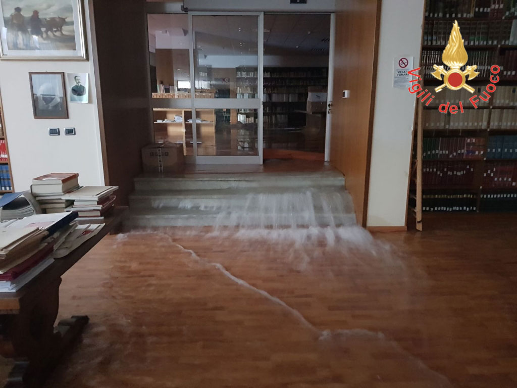 Liceo classico Galluppi di Catanzaro invaso dall'acqua, diversi i danni - VIDEO