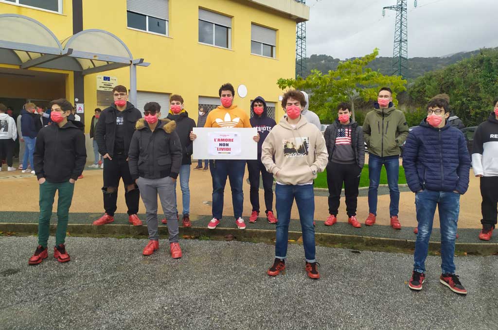 Lamezia, "Uomini in scarpe rosse": al Polo Tecnologico studenti insieme per dire no alla violenza sulle donne