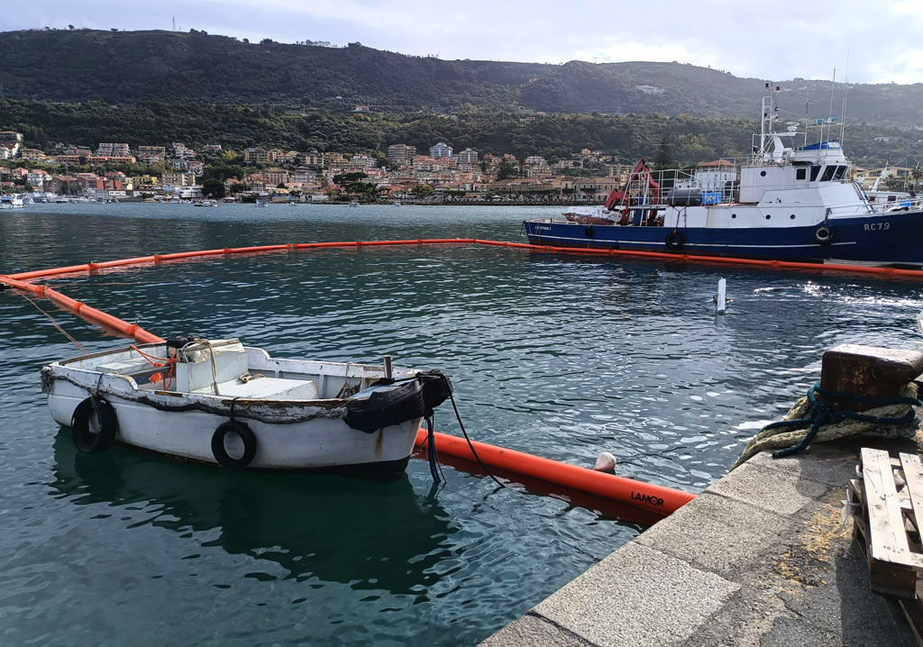Peschereccio affondato in porto, interviene Guardia Costiera di Vibo Marina