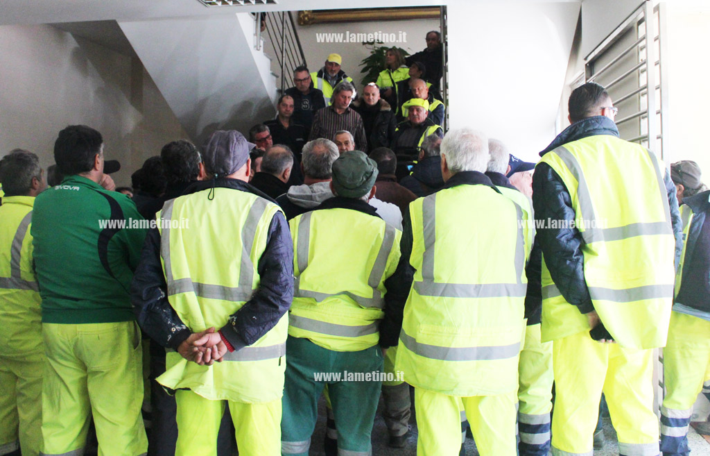 Lamezia: mancate mensilità, lavoratori Multiservizi incontrano il Sindaco dopo protesta