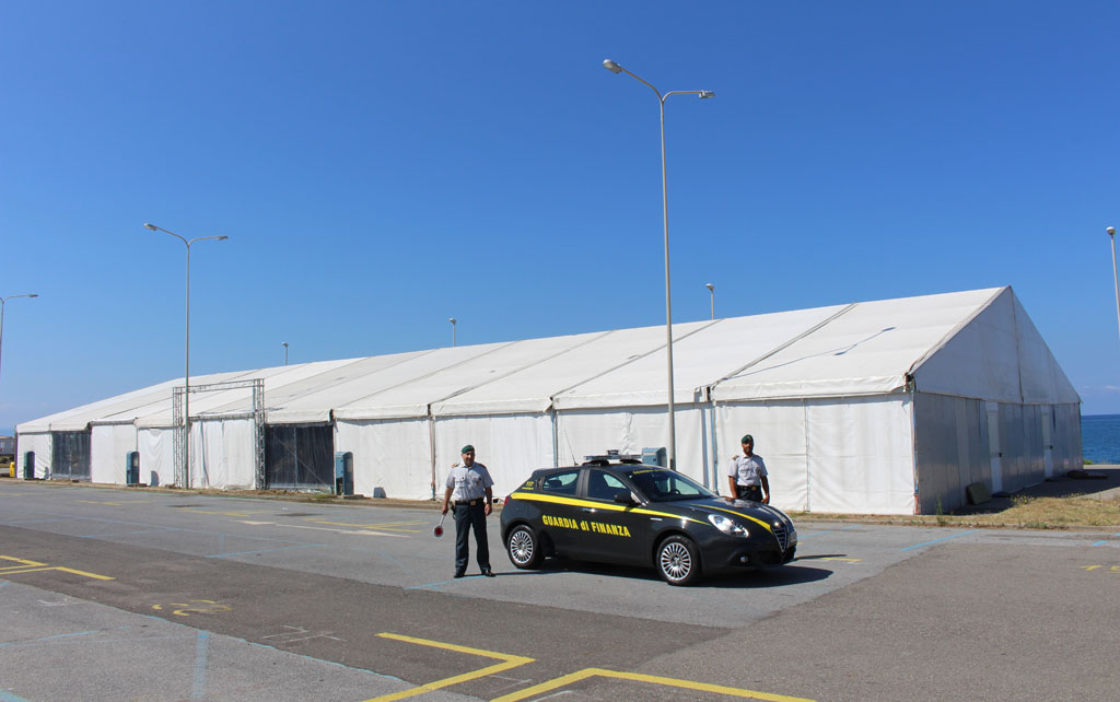 Sequestrato tendone su lungomare Falerna risultato rubato, denunciato 47enne di Catanzaro
