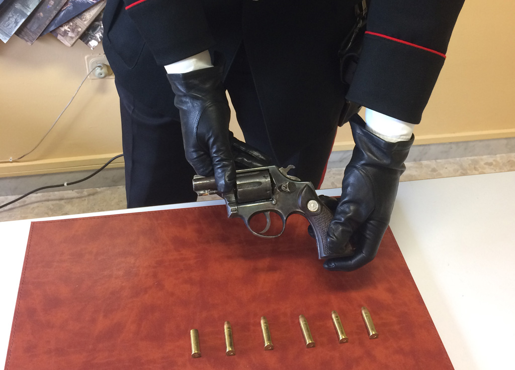 Padre e figlio minacciano giovane di Cirò Marina e aggrediscono carabinieri, un arresto e una denuncia