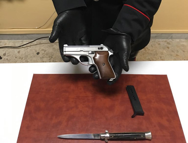 Pensionato ferisce a colpi di pistola fratello dopo lite per eredità, arrestato a Cirò Marina