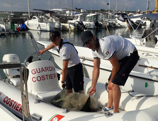 Guardia costiera sequestra "rete da posta" a Gizzeria, sanzionato diportista 