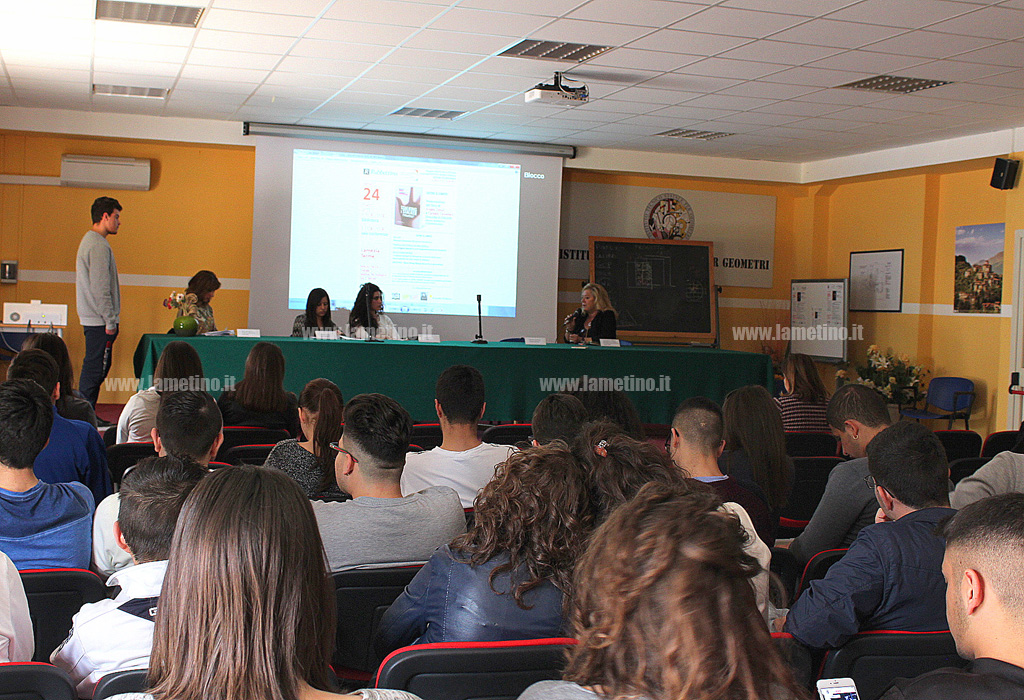 Lamezia, minuto di silenzio in memoria vittime femminicidio apre incontro su stalking all’Istituto tecnico