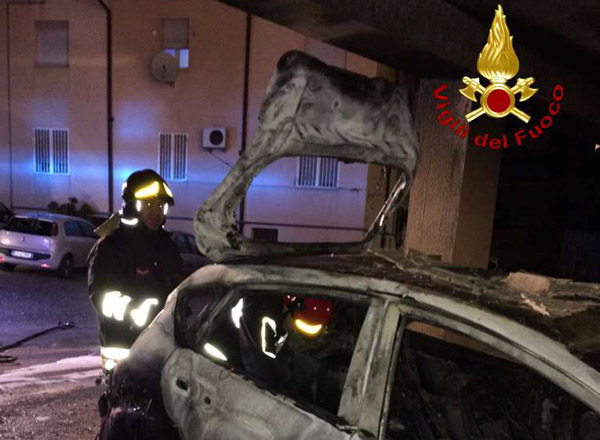 Auto in fiamme sotto un portico a Catanzaro