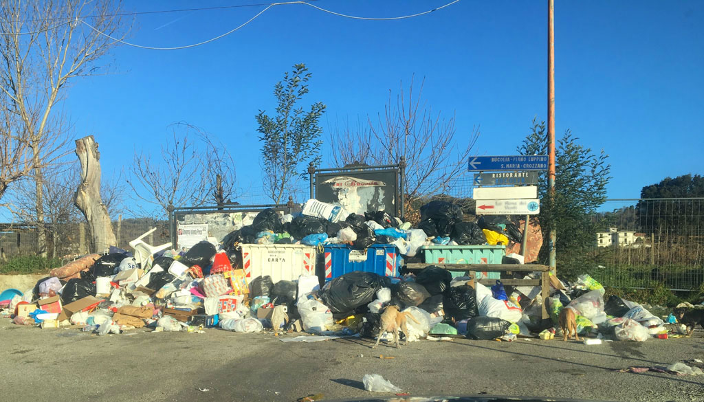 Lamezia, "situazione rifiuti nelle zone collinari è insostenibile": l'appello dei residenti