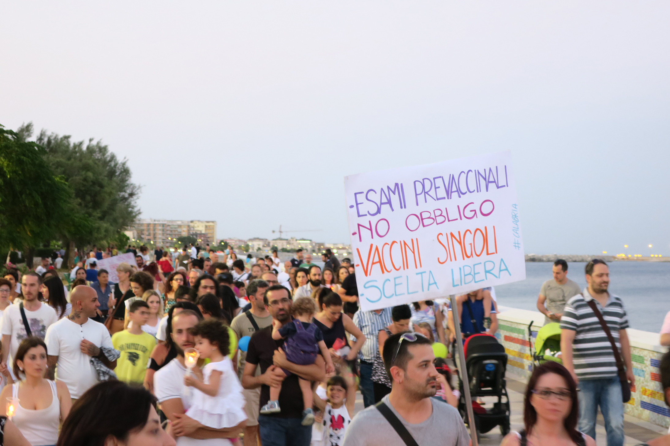 Comitato libera scelta Calabria: in tanti a Catanzaro lido per protestare contro il ddl vaccini