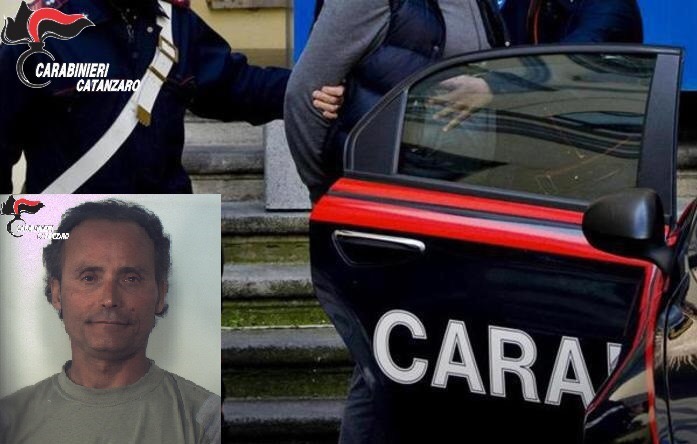 Aggredisce la madre e poi si scaglia con un'ascia contro i carabinieri, arrestato 50enne a Taverna
