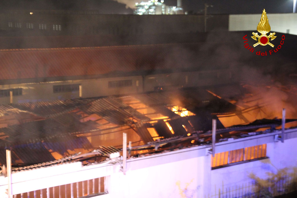 Fiamme distruggono capannone a Crotone, era adibito a deposito mobili
