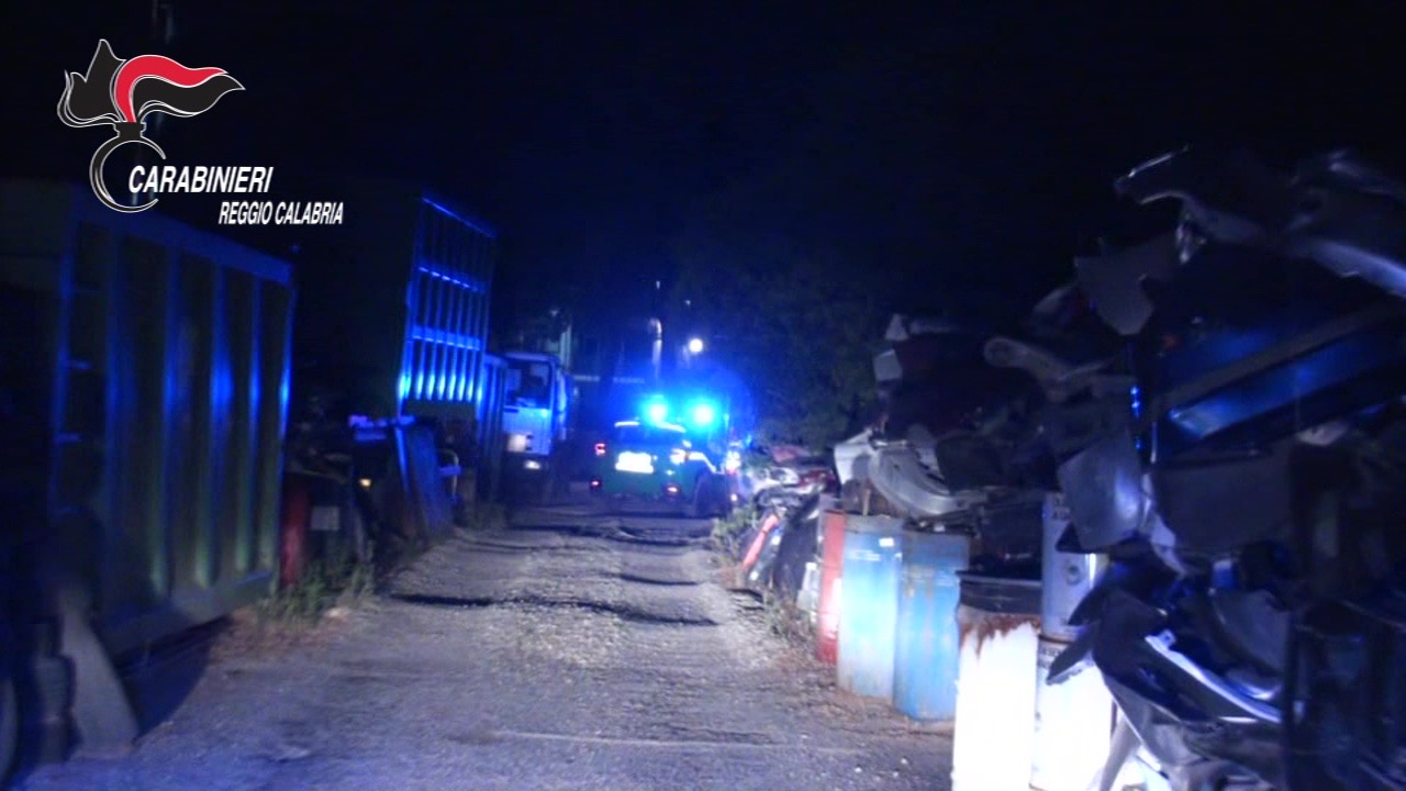 Smaltivano illegalmente rifiuti a Reggio Calabria, 4 arresti
