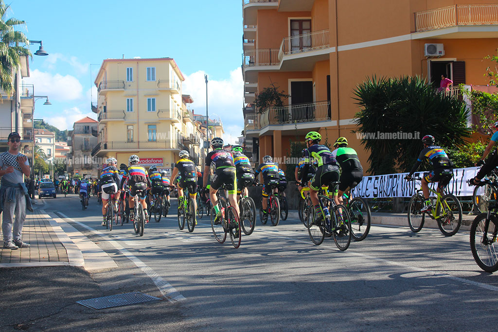 Lamezia, "Pedalata per la Sicurezza 2018" invade le vie cittadine in memoria degli 8 ciclisti - VIDEO