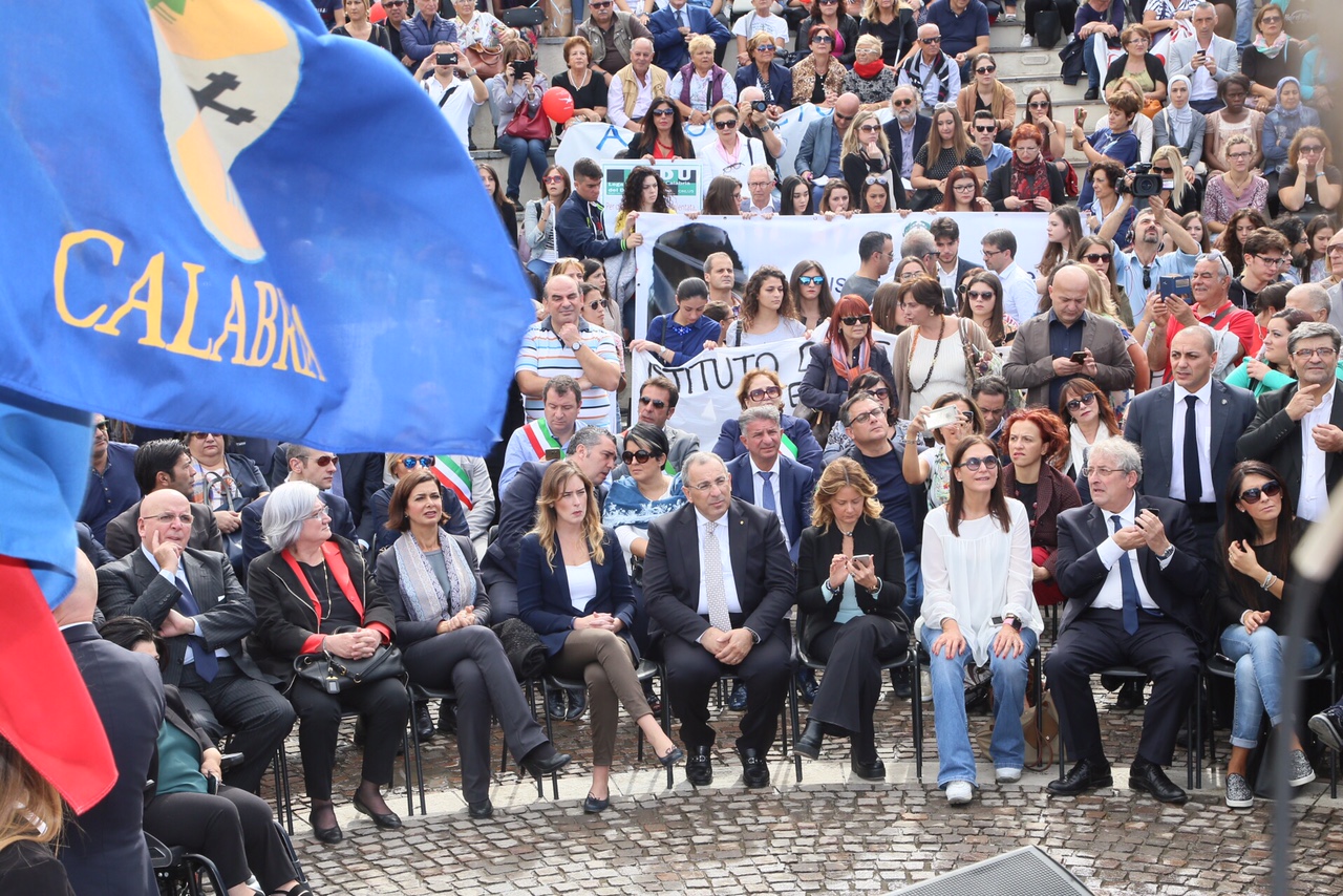 "La Calabria contro la violenza sulle donne", manifestazione a Reggio – REAZIONI