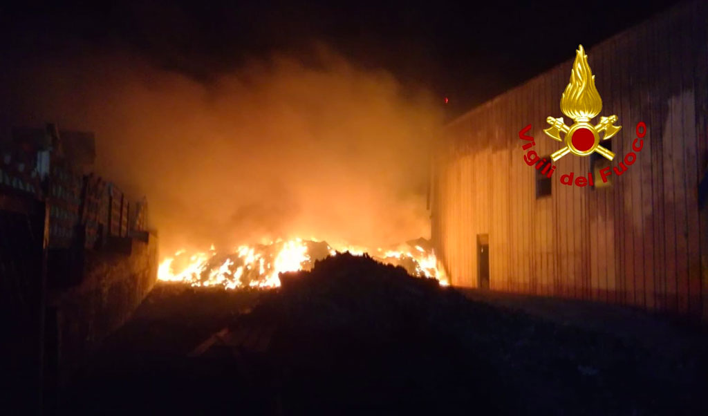 Nuovo incendio in azienda di trattamento rifiuti a Squillace - VIDEO