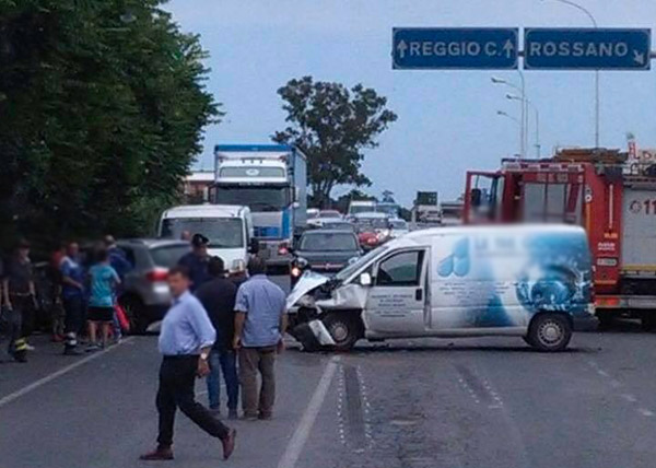 Sosteneva la messa in sicurezza della "strada maledetta", 64enne muore dopo incidente su SS. 106