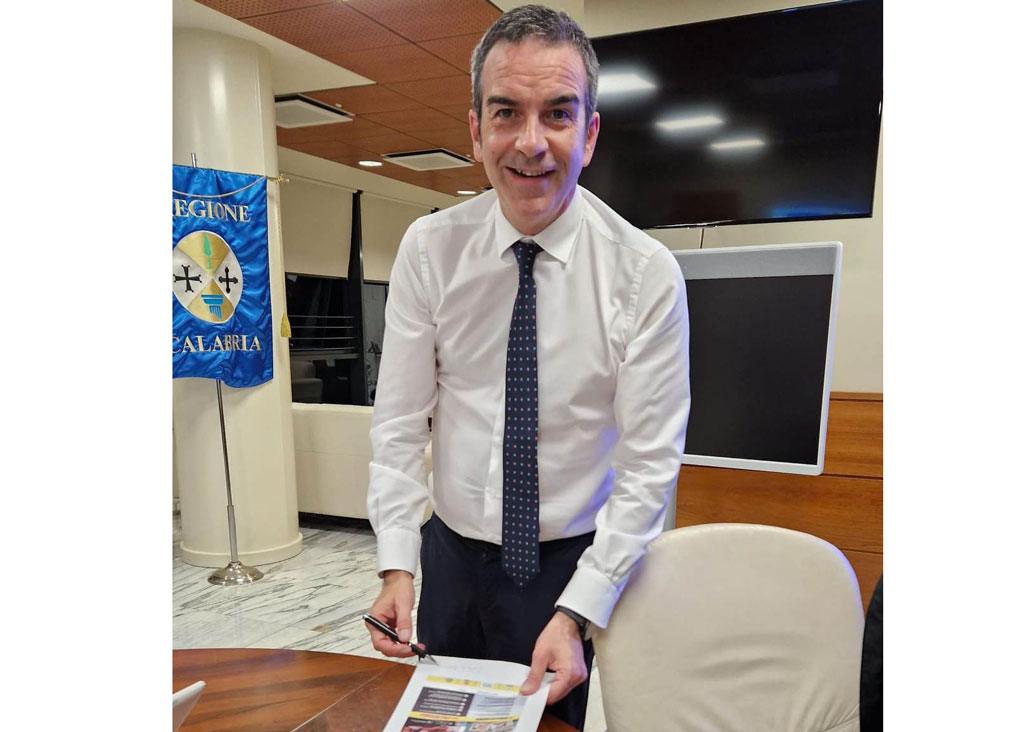 Il-Presidente-Occhiuto-firma-la-Petizione_4e735.jpg