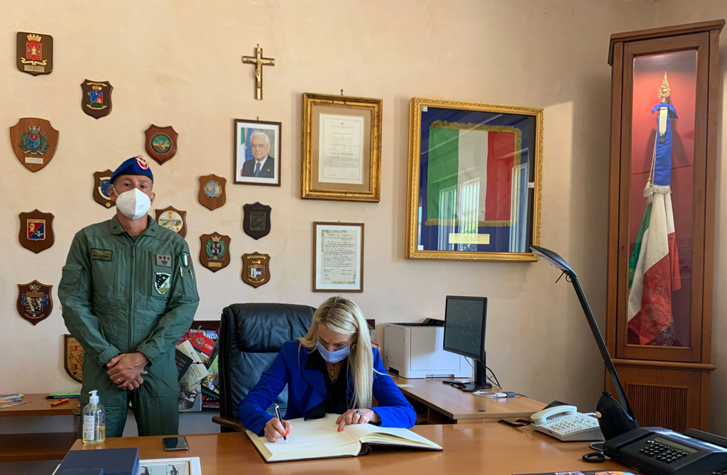 Il-Sottosegretario-Pucciarelli-in-visita-al-2-Reggimento-Sirio-di--Lamezia-Terme_1b86b.jpg