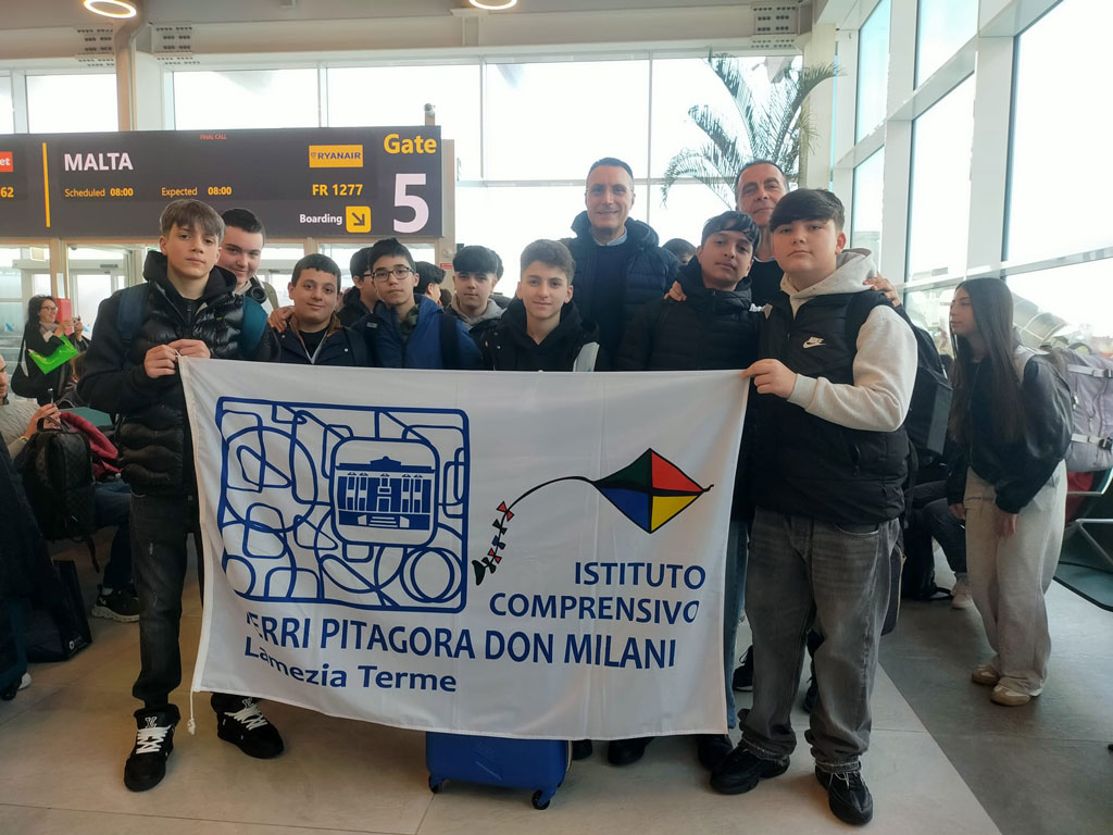 Il-dirigente-De-Vita-con-gli-studenti-in-viaggio-istruzione-a-Malta_be015.jpg
