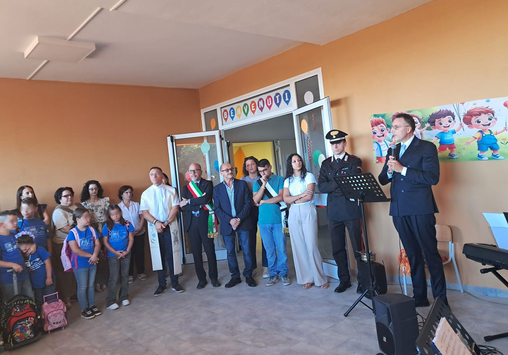 Il-dirigente-De-Vita-inaugura-il-nuovo-plesso-a-Platania_6dd62.jpg