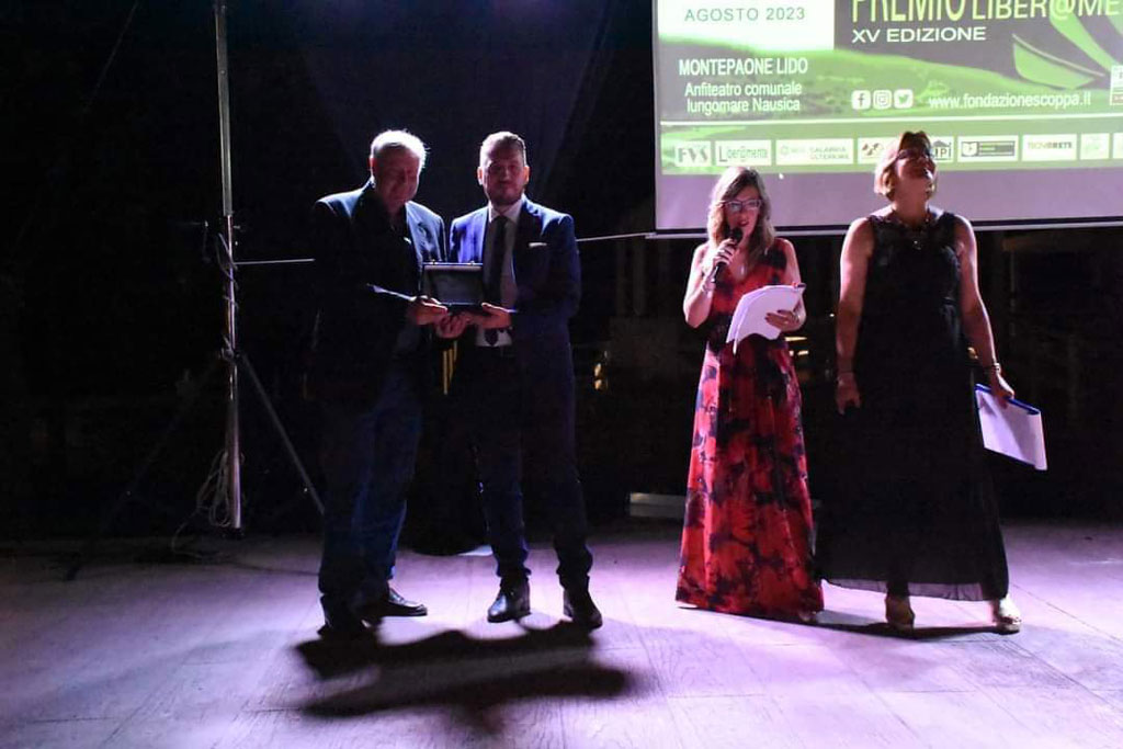 Il-dottor-Furgiuele-riceve-il-premio-Liberamente_29b5f.jpg
