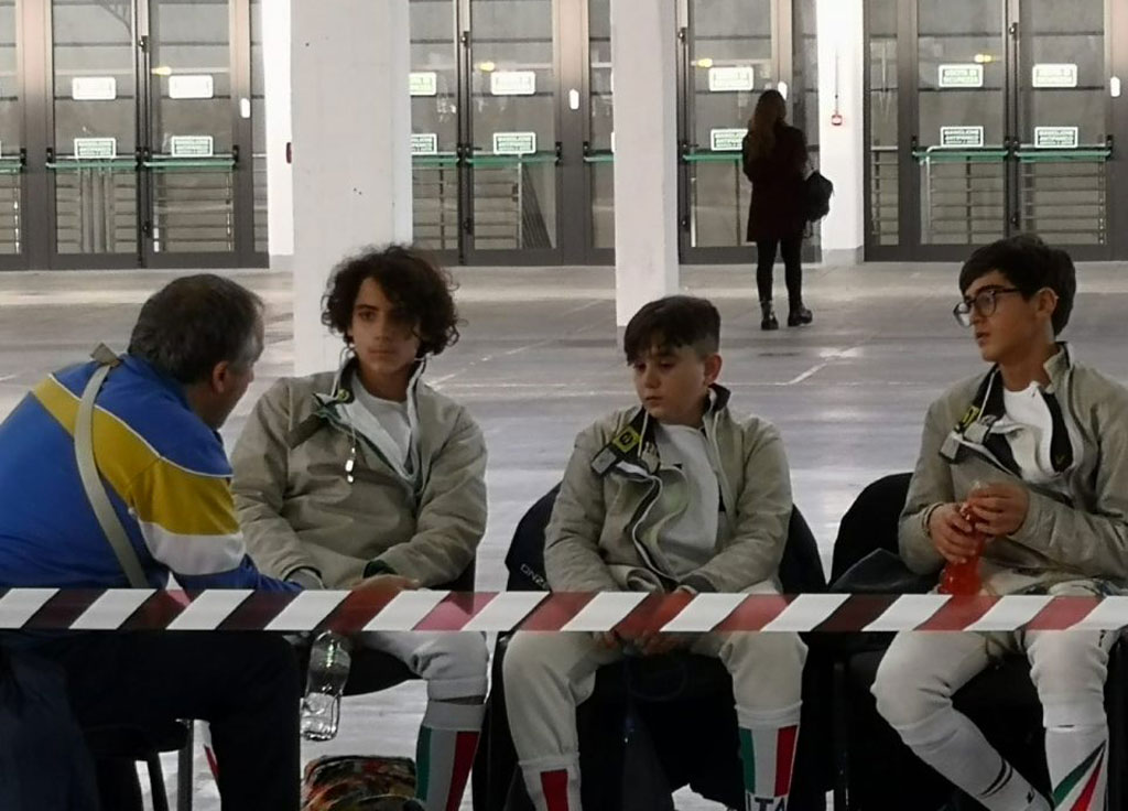 Il-maestro-Costanzo-coi-suoi-giovanissimi-sciabolatori.jpg