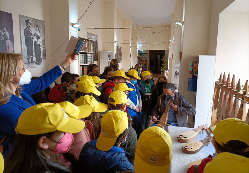 Lamezia, "L'arte tra le mani" tra laboratori, visite delle scuole e incontri: oggi ultima giornata della mostra