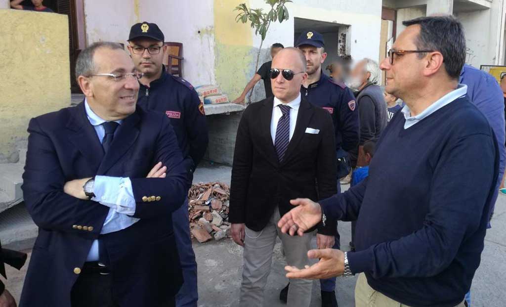 Il-prefetto-il-dirigente-del-commissariato-di-polizia-di-Gioia-Marziale.jpg
