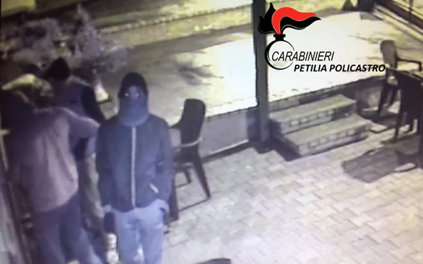 Tentato furto in bar a Cotronei, ladri identificati da carabinieri