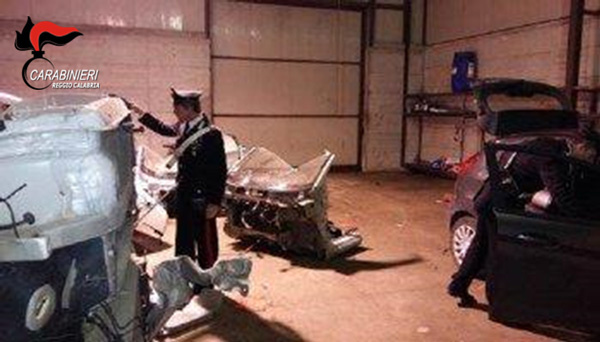 Smantellavano illecitamente automezzi per rivederne i pezzi, due denunce a Reggio