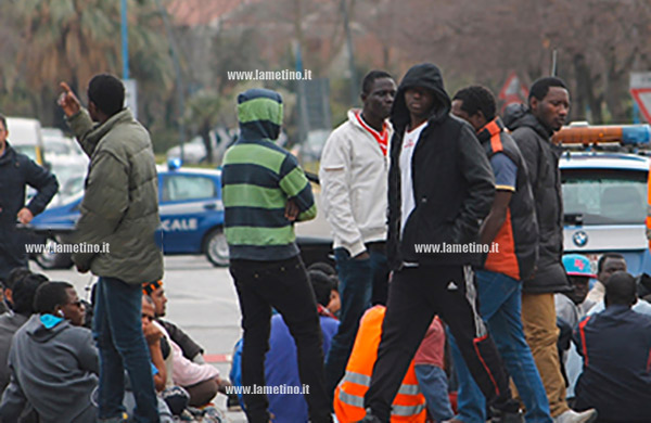 Lamezia, arresti per corruzione: “Nel centro accoglienza migranti igiene precaria”