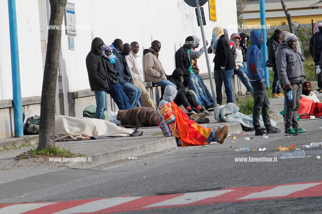 Immigrati-polizia-protesta-asilio-2015-3.jpg