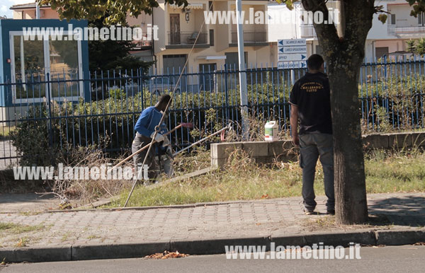 Immigrati-pulizia-via-del-progresso.jpg