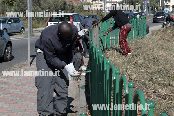 Lamezia: Ospiti Malgrado Tutto puliscono via del Progresso