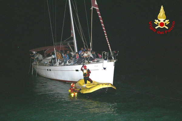 Immigrati-salvati-dai-vigili.jpg