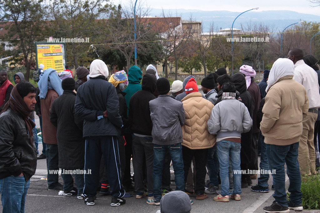 Immigrati-volontari-the-polizia-lamezia.jpg