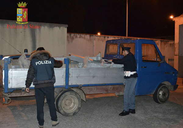 Calabria: Rubano barriere di acciaio usate per cavalcavia A3, tre arresti