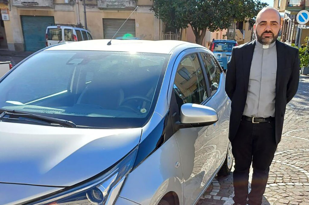 Ignoti incendiano auto del parroco a Varapodio, fedeli gliela ricomprano