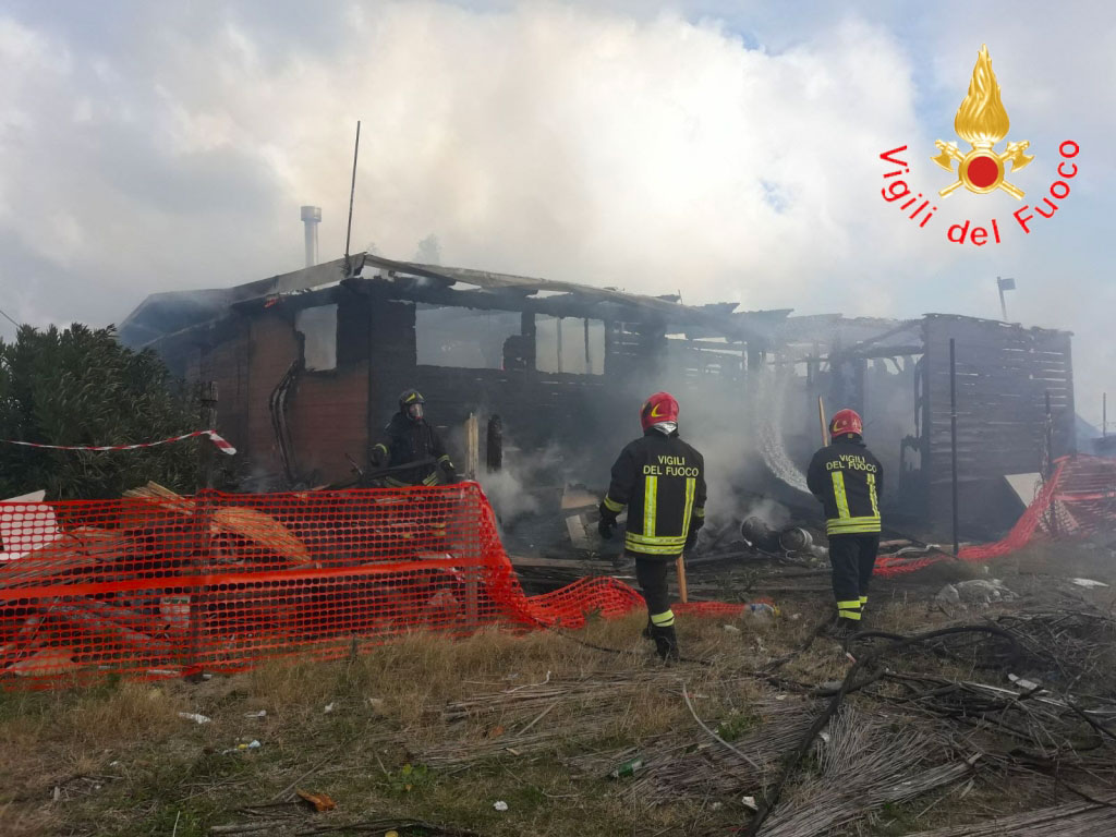 Incendio distrugge lido balneare a Catanzaro, si indaga sulle cause