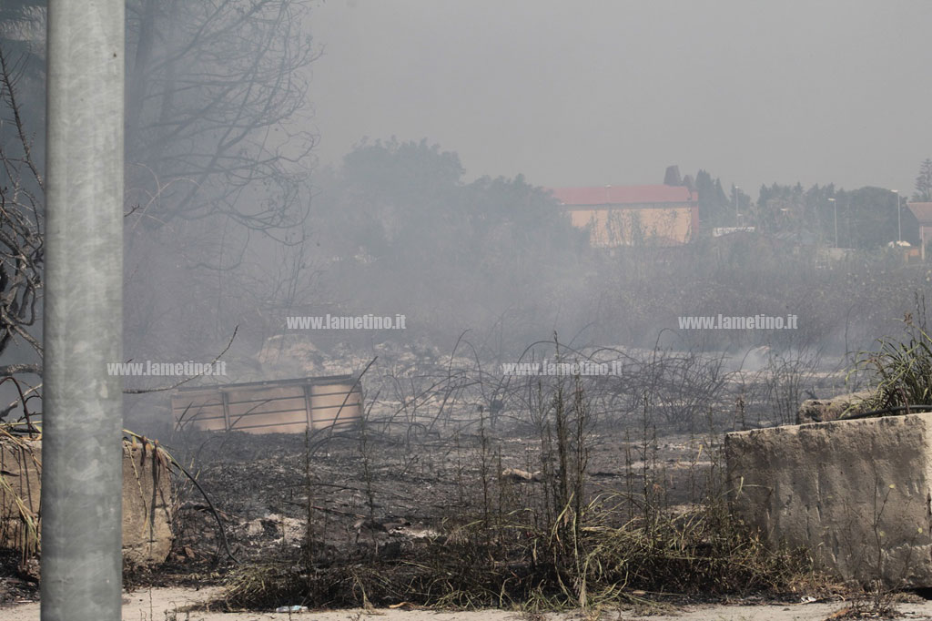 Emergenza incendi nel lametino: salvata persona a Feroleto, fiamme anche sulla SS18 alla Marinella