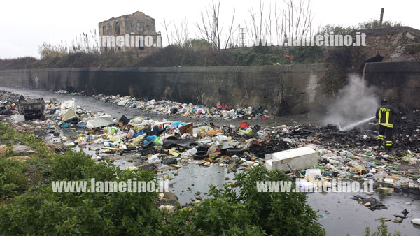 Lamezia: Ancora incendi di rifiuti nel campo rom di Scordovillo