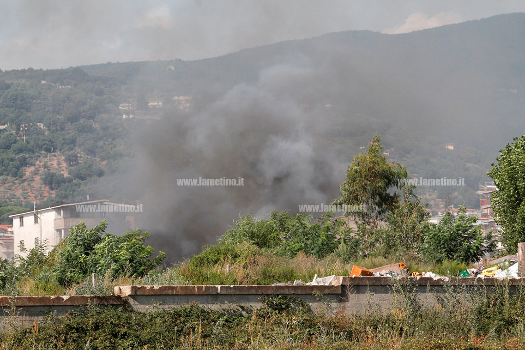 Lamezia: densa nube di fumo nero a Scordovillo - VIDEO