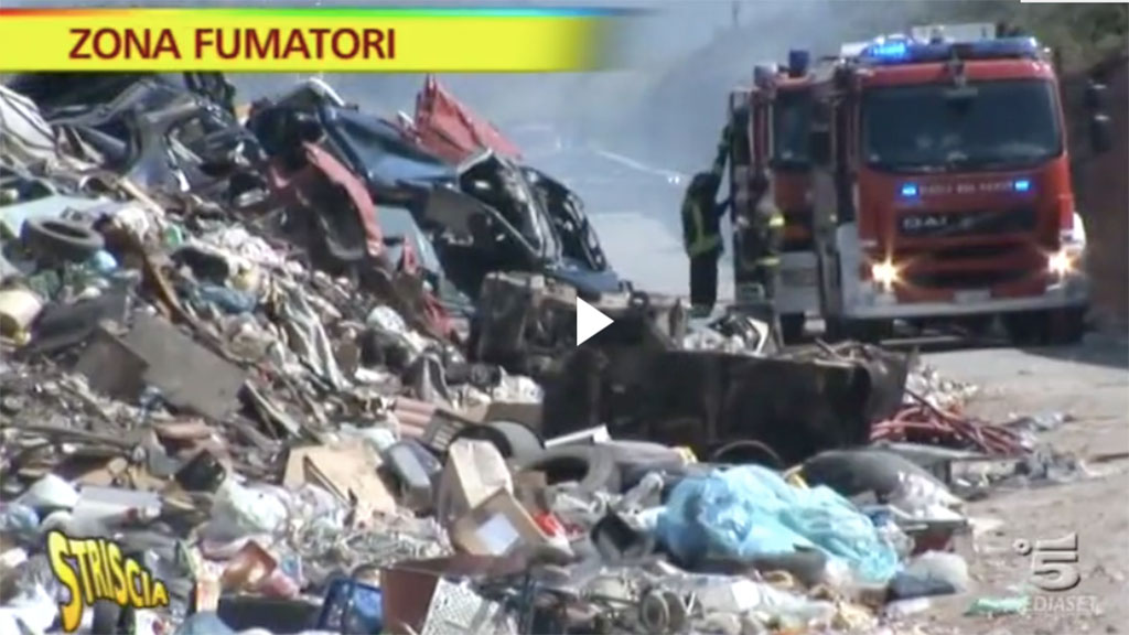 Lamezia: “Zona fumatori”, il servizio di Striscia la Notizia sugli incendi al campo rom di Scordovillo