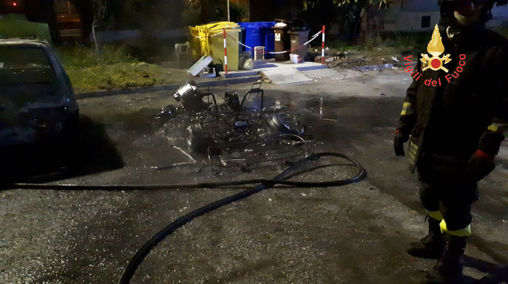 Due auto in fiamme nella notte a Catanzaro