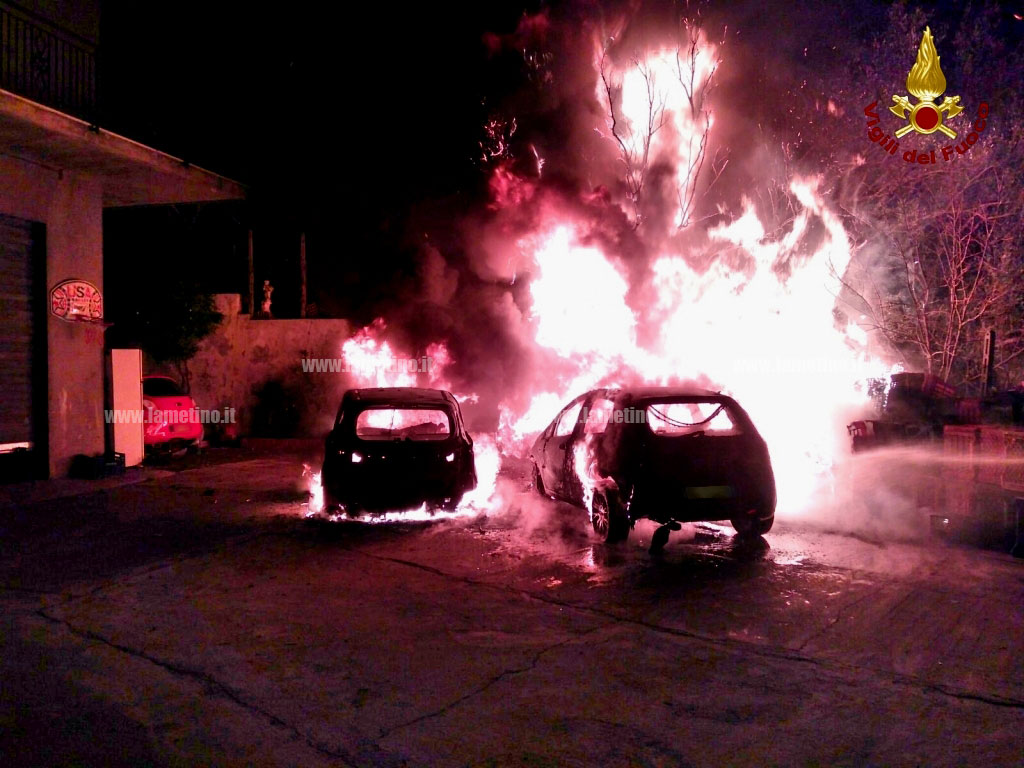 Due auto distrutte in un incendio nella notte a Catanzaro