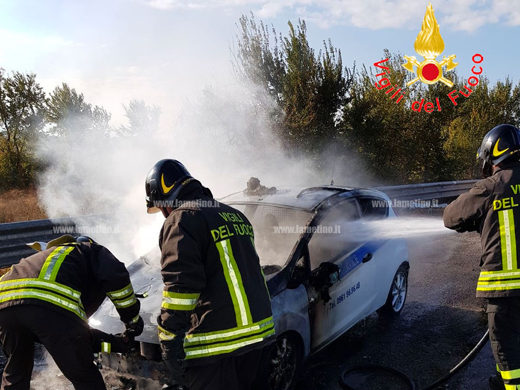 Auto in fiamme sulla SS106 nel catanzarese, illeso autista