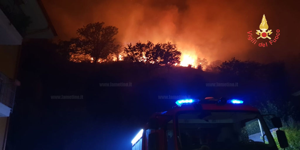 Vasto incendio a Catanzaro, vigili del fuoco impegnati per diverse ore