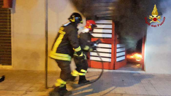 Incendio distrugge centro scommesse a Crotone